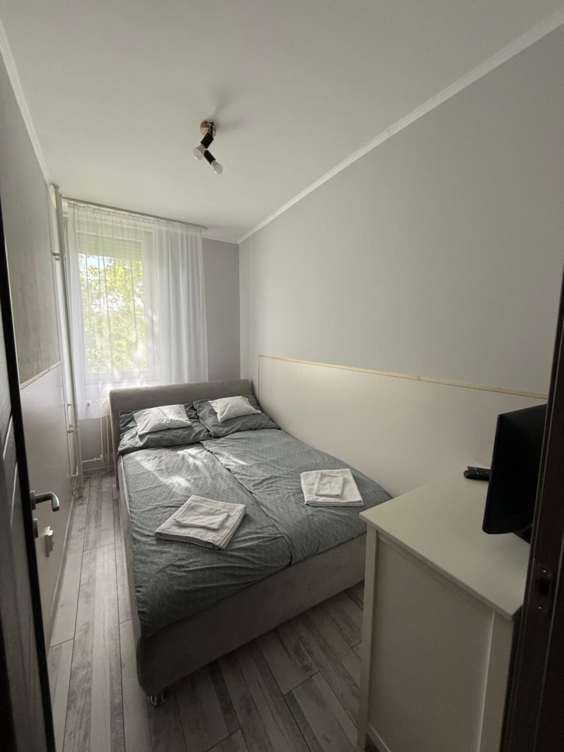 Boulevard Apartman – Hálószoba kétszemélyes ággyal, az ablak felé nézve