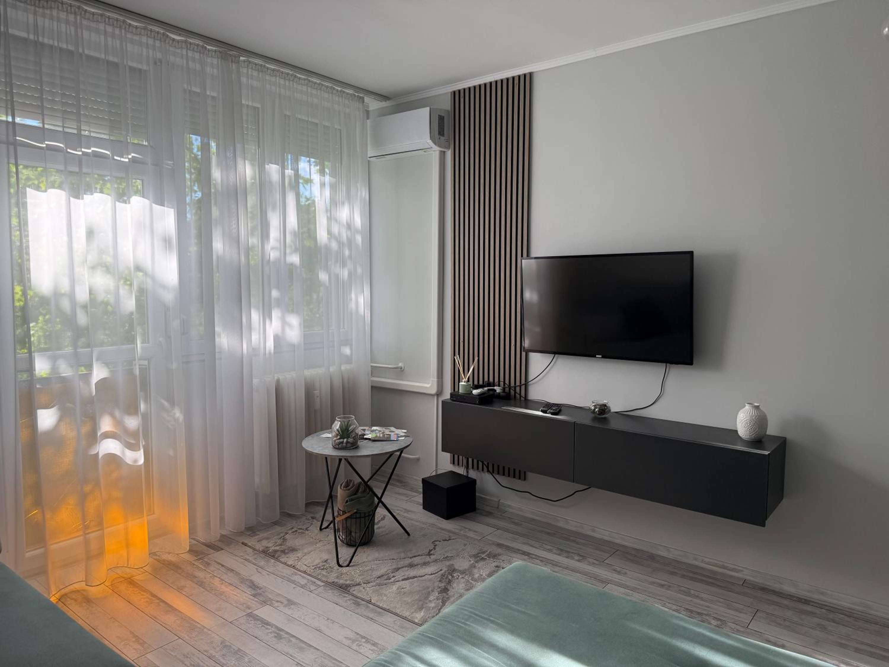 Boulevard Apartman – A nappali ablaka és TV-fala