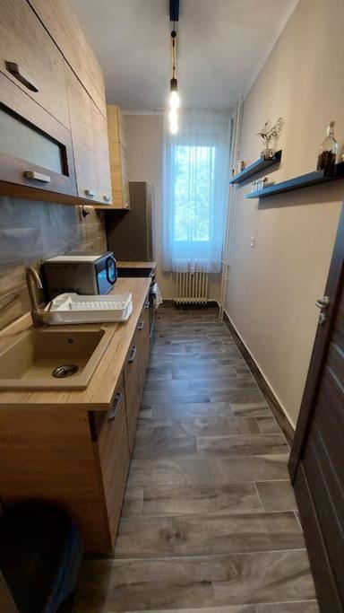 Boulevard Apartman – Keskeny, felszerelt konyha mosogatóval és ablakkal