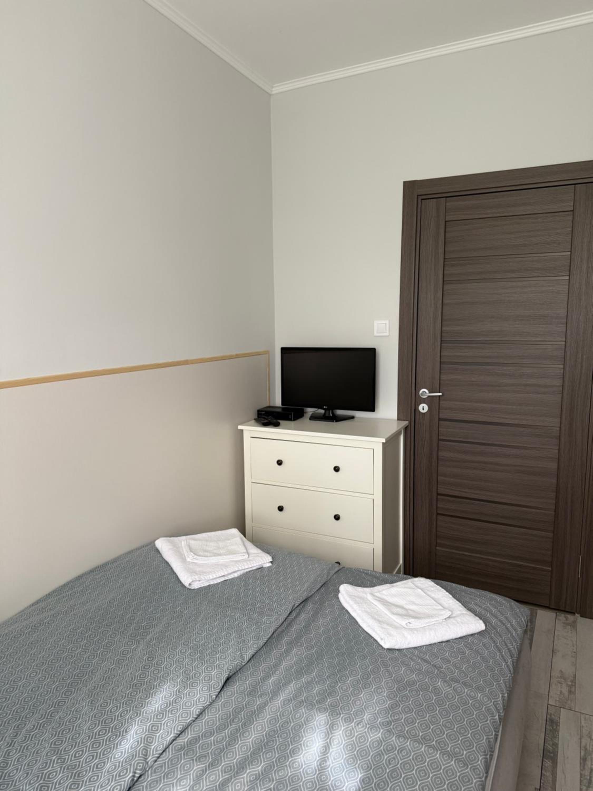 Boulevard Apartman – Hálószoba kétszemélyes ággyal, komóddal és TV-vel