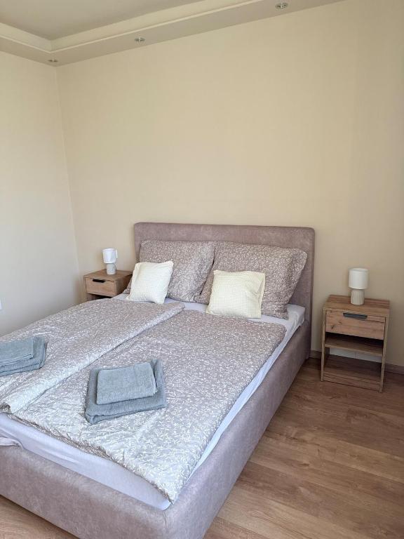 Sarah Doe Apartman – Hálószoba franciaággyal és éjjeliszekrényekkel