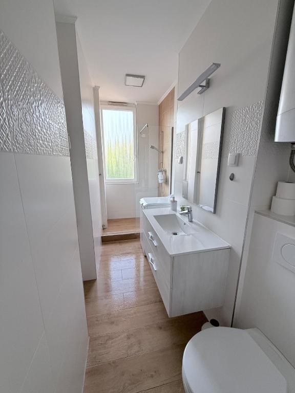 Sarah Doe Apartman – Fürdőszoba mosdóval, WC-vel és zuhanyzóval