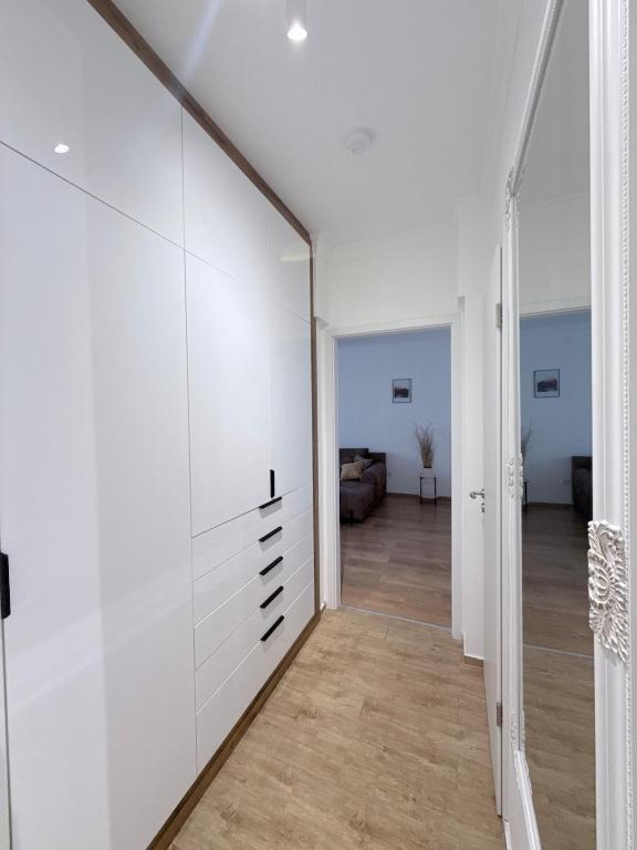 Sarah Doe Apartman – Előszoba beépített szekrénnyel