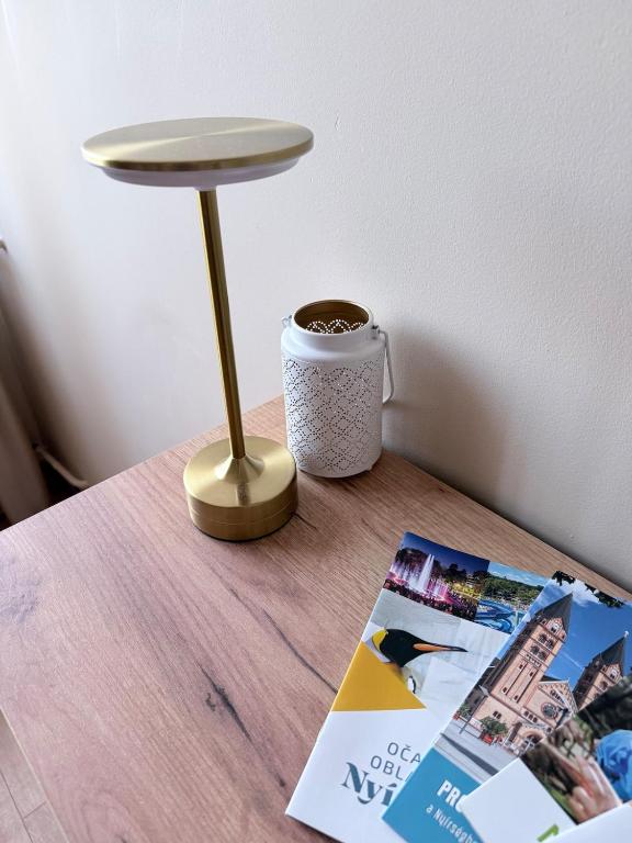 Sarah Doe Apartman – Komód és dekoráció közelről