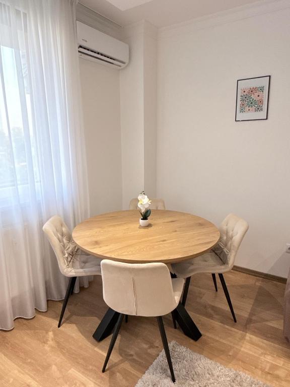 Sarah Doe Apartman – Étkezősarok klímával